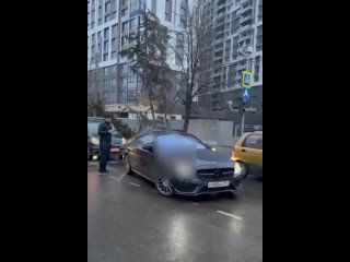 Очередной приезжий тёмноволосый виновник ДТП напал на машину и водителя в Краснодаре.