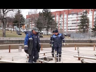 Иркутские фонтаны начали готовить к летнему сезону: специалисты Водоканала монтируют и проверяют необходимое оборудование, чистя