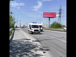На Малышевском мосту велосипедисту вызвали скорую помощь  По словам очевидцев, он был в нетрезвом состоянии, неудачно... (видео)
