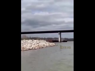 Флешмоб продолжается - баржа врезалась в мост через реку Арканзас в Оклахоме, США