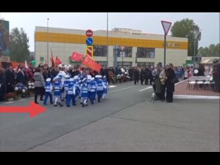 Малыш Лёва из Менделеевска вчера маршировал со своей группой на параде Победы и так увлекся, что потерял ботинок  ... (видео)