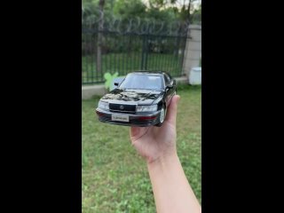 Модель автомобиля  LEXUS  LS400 в масштабе 1:18