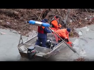 Спасатели чистят русла и возводят дамбы на фоне подъема воды в Курганской и Томской областях из-за паводка