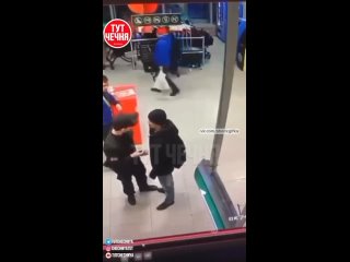 Москве мужик докопался до охранника. Карма настигла его спустя 2 удара