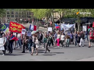 „Зауставите убијање Донбаса!“, „Зауставите испоруке оружја Украјини!“ - у Паризу одржан протест против подршке кијевском режиму