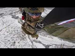 Спецназовцы Росгвардии поздравили сослуживцев с профессиональным праздником с высоты 1500 метров