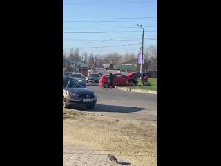 Замеченная на месте массовой драки Mazda протаранила и свалила столб на улице Острогожской