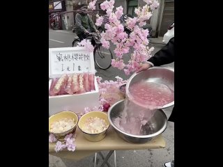 Уличная еда и напитки из сакуры в Ухань, провинция Хубэй, Китай