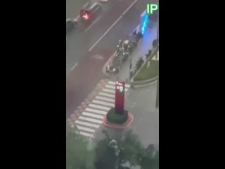 В Пекине мойщиков окон сдуло сильным порывом ветра со здания. Они бултыхались на канатах. К счастью, никто не погиб.   ... (видео)