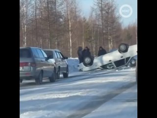 ‼️ Легковушка перевернулась на крышу рядом с 102 мехколонной. Водитель Daewoo Nexia не справился с управлением, автомобиль занес