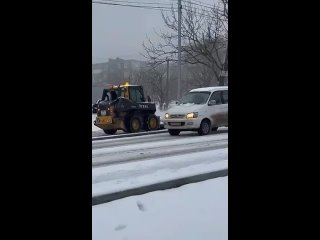 Очищаем тротуары от мокрого снега. Обрабатываем проезды противогололедными материалами