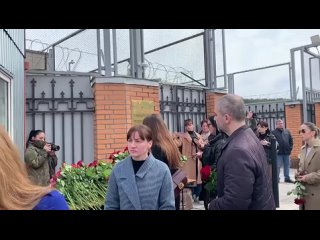 Тысячи жителей Южной Осетии несут цветы к российскому посольству в память о жертвах теракта - ИА Рес