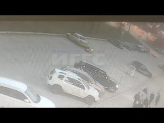 Момент столкновения электросамоката с легковушкой на парковке ТЦ Аврора-парк (Ижевск)