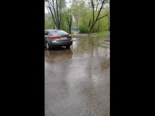 Жительница обратила внимание, что угол дома по улице Стефановского дом 1 - дорога вдоль стадиона постоянно затоплена после дожде