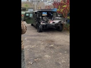 Поврежденный в результате прилета fpv-дрона украинский бронеавтомобиль Humvee американского производства|U_G_M| (https://