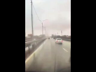 В Дагестане водитель так сильно торопился, что влетел в ограждение и его выбросило из машины