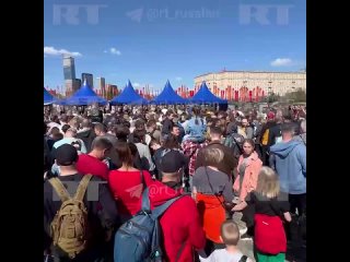 Поклонная гора в Москве собрала тысячи желающих посмотреть более чем на 30 образцов трофейной техники НАТО