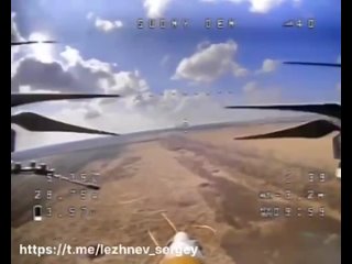 La touche finale d'un drone FPV  la tourelle d'un M1A1SA Abrams, dj abattu et abandonn prs de Berdychi