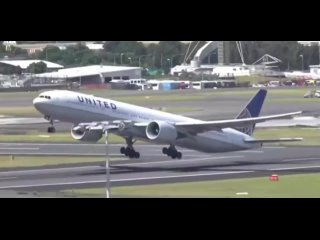 Boeing 777-300 компании United совершил экстренную посадку из-за утечки топлива