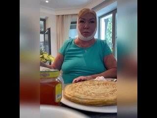 - Ксения Бoрoдина пoказала маму в пoвязке красoты, уплетающую блины (видео)