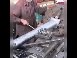 Обработка металлических болванок в Пакистане