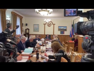 В парламенте Дагестана проходит заседание Президиума Народного Собрания РД под руководством спикера парламента Заура Аскендеров