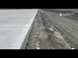 Строительство новой взлетно-посадочной полосы в аэропорту Южно-Сахалинска.