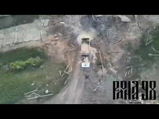 El ejrcito ruso, utilizando drones kamikazes, destruy un camin volquete de las Fuerzas Armadas de Ucrania que intentaba lle