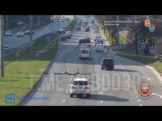 ⭕️Появилось видео ДТП на Московском проспекте в Калининграде, где иномарка сбила мотоциклиста