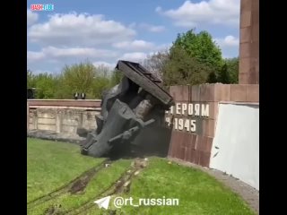 Обломки снесённого в Ровно памятника воинам ВОВ продадут, а на вырученные деньги закупят беспилотники для ВСУ