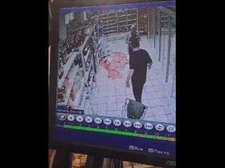 В воронежском супермаркете мужчина решил поиграть в боулинг бутылками вина.   После этого он разделся, показал... (видео)