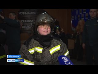 В гостях у огнеборцев: журналисты с детьми побывали на экскурсии в мурманской пожарной части