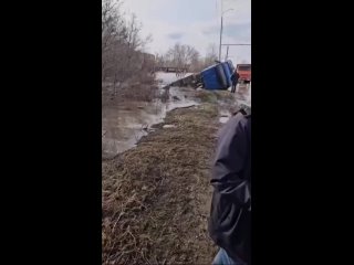 Видео, как КАМАЗ ушел под воду на Донгузской в Оренбурге в эту пятницу. Водитель успел выбраться