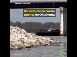 Una barcaza choca contra un puente en