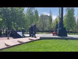 Делегация Ленобласти возложила цветы к мемориалу памяти жертв блокады Ленинграда в Бишкеке