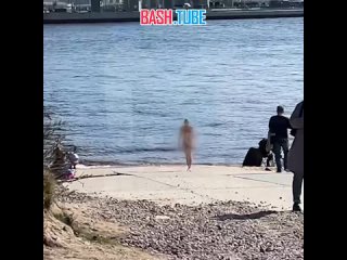 Голая девушка прыгнула в воду с Яхтенного моста (высотой 19 м), убегая от полицейских
