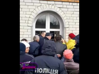 В Хмельницкой области полиция вместе с чиновниками и сторонниками ПЦУ вновь отбирает храм УПЦ у прихожан