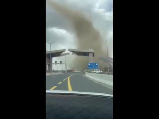 Гигантский торнадо засняли очевидцы в городе Абха на юго-западе Саудовской АравииВ регионе действует красный уровень погод