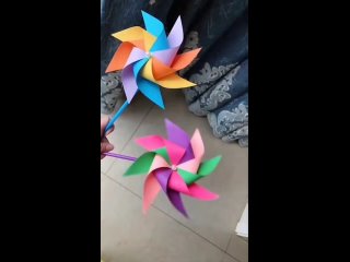 Игрушка вертушка из цветной бумаги: мастерим вместе с детьми
