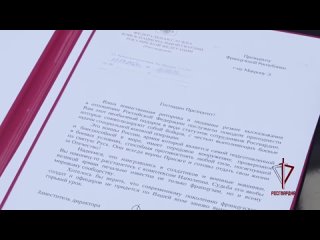 Une petite voiture et un ensemble de soldats ont été amenés à l’ambassade de la République française à Moscou et présentés à l’u