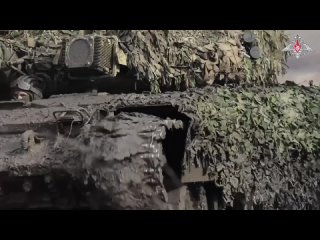 📹 «Танк – это большая снайперская винтовка»: кадры боевой работы экипажей танков Т-90А 1-й гвардейской танковой армии 

На видео