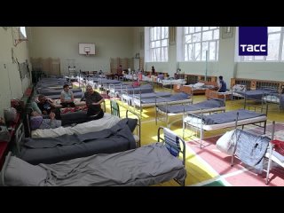 ▶️ Кадры пункта временного размещения в Оренбурге для жителей подтопленных районов на территории школы
