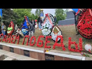 Жители Комрата несут цветы к мемориалу, фотографируются - сегодня в в Гагаузии настоящий праздник. День Победы. Такой, каким и д