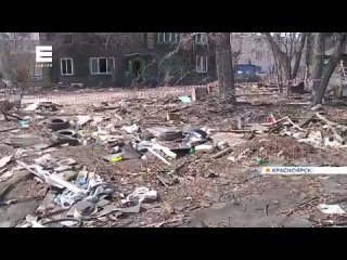 Жители дома на Никитина в Красноярске уже полгода просят убрать свалку с глубокими ямами