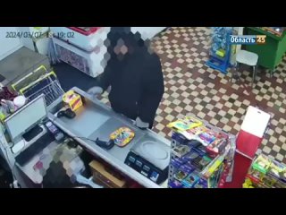 Зауралец напал с ножом на продавщицу, чтобы украсть деньги на подарок девушке