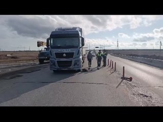 А на автодороге Челябинск-Новосибирск экипаж ДПС оказывает помощь водителю большегруза