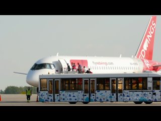 Пассажиры поднимаются на борт Суперджета SSJ-100 авиакомпании Red Wings в аэропорту г. Казань.
