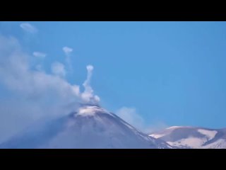 Вулкан Этна на Сицилии выпускает дым колечками