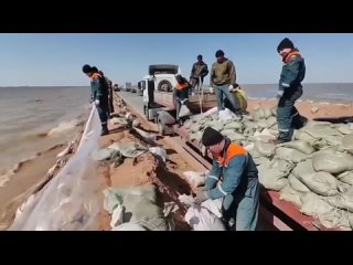 В Тюменской области вода с двух сторон подошла к участку федеральной трассы.