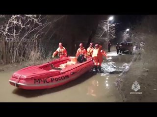 🇷🇺 Више од 700 спасилаца руског Министарства за ванредне ситуације даноноћно помаже становницима Орска због поплава